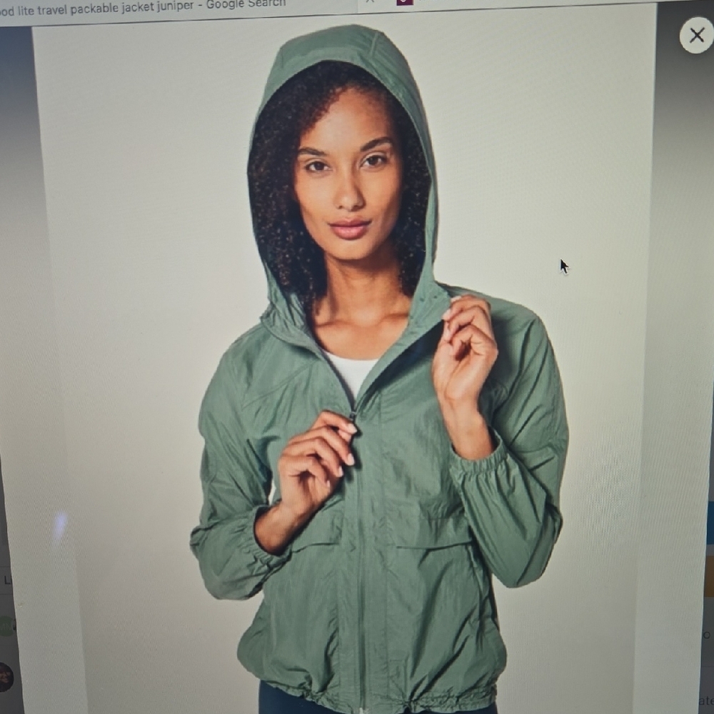 Lululemon NWT Versatile Green hooded Jacket in the color Juniper